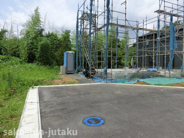 長作町　売地の前面道路含む現地写真|長作町　売地　建築条件なし　37.8坪　整形地　更地　高台に立地　開放的