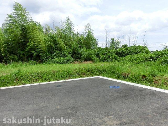 長作町　売地の前面道路含む現地写真|長作町　売地　建築条件なし　37.8坪　整形地　更地　高台に立地　開放的