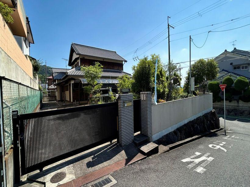 清滝中町　中古一戸建ての外観|新しい生活にいかがでしょうか？外観はお住まいの顔になります。こだわりたいポイントですね。外壁塗装や屋根塗装のご相談も承っております。
■現地内覧・資金計画相談・住宅ローン相談もお問合せ受付中■