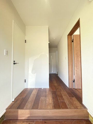 一宮市古見町　中古戸建の玄関|収納もある玄関です