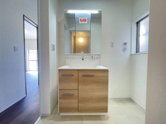 一宮市古見町　中古戸建の独立洗面台|独立洗面台あり、毎朝おしゃれに忙しい女性の方におすすめです