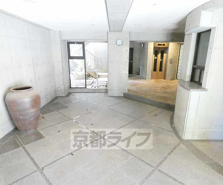 ランブラス御所西のロビー