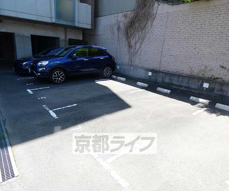 ランブラス御所西の駐車場