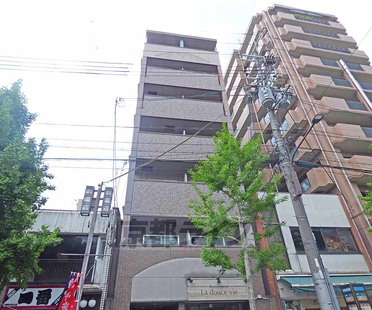 アブレスト今出川の外観