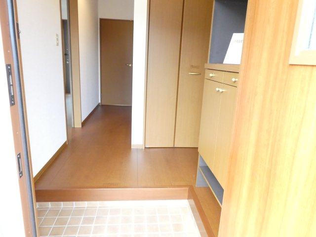 榮タウンハウスの玄関
