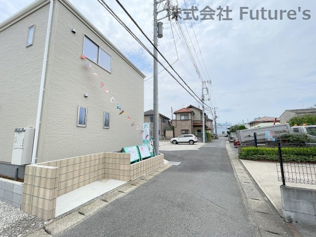 八潮市西袋　新築戸建　全5棟　4号棟の前面道路含む現地写真|前面道路含む現地写真です。