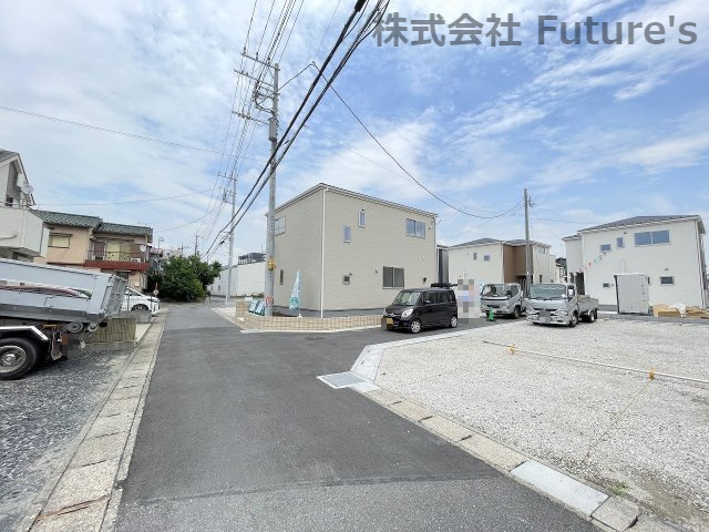 八潮市西袋　新築戸建　全5棟　4号棟の前面道路含む現地写真|前面道路含む現地写真です。