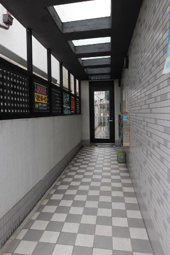 エスコートパレスのエントランス