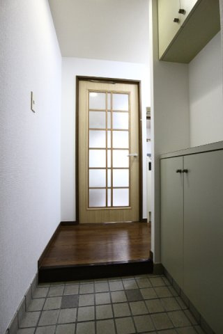 エスコートパレスの玄関