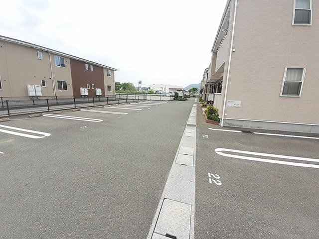 サンライト宗像Ａの駐車場|車をお持ちの方に嬉しい駐車場付きの物件です