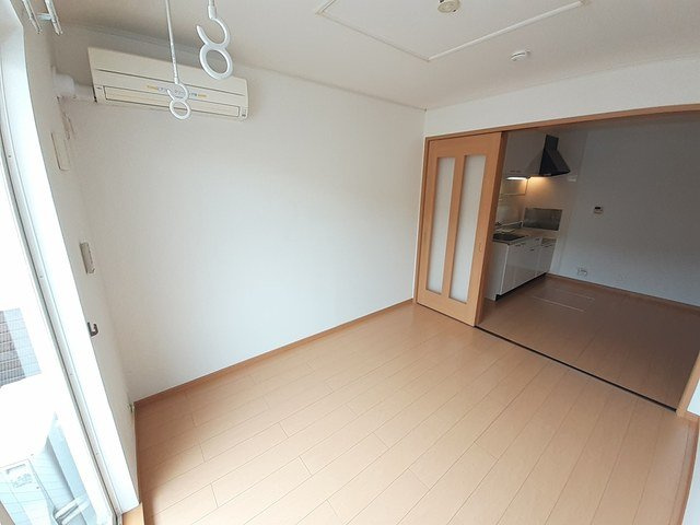 サンライト宗像Ａの居間・リビング|明るい室内です