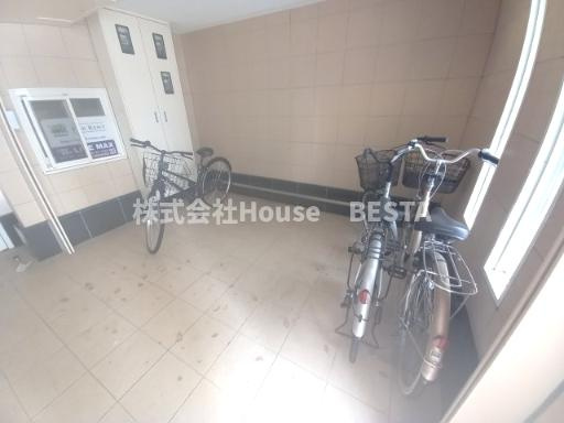 シュープリームの駐車場