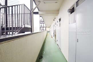 【その他共用部分】 | 当該フロアの共用廊下です。ここもきれいに清掃されています。周囲のお部屋の様子も、ぜひ伺ってみてください。～即日のご見学可能～　お問合せはお気軽にどうぞ。