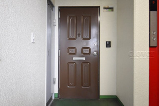 【その他共用部分】 | 皆様をお迎えする、お部屋の玄関ドア。開けやすさや開放角度、ドアノブの操作しやすさや鍵の形状などを、現地で一度ご確認ください。～即日のご見学可能～　お問合せはお気軽にどうぞ。