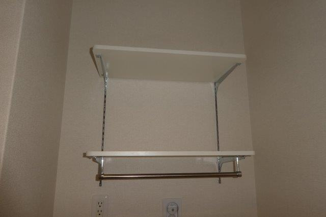 トゥモローランドの洗面所|洗濯機上棚