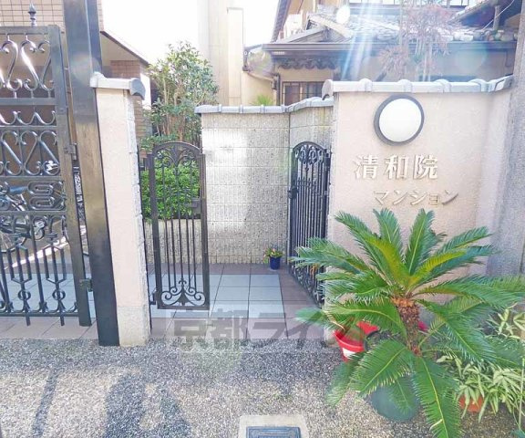 清和院マンションのエントランス