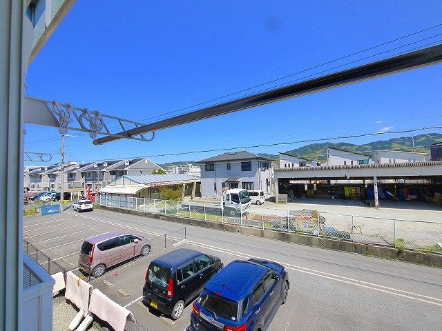 レオパレスニューエイジの駐車場|駐車場があるので、車を買う予定の方も安心です