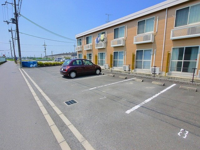 レオパレスニューエイジの駐車場|駐車場があるので、車を買う予定の方も安心です
