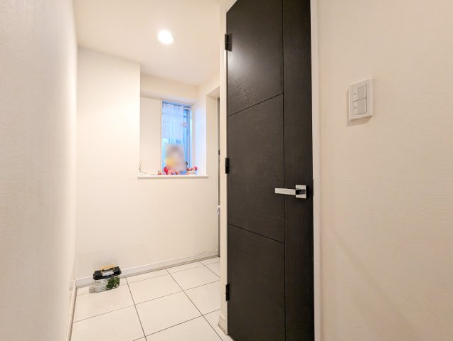 【玄関】 | サンデュエルふじみ野Ⅱ　(ふじみ野店) | シンプル且つモダンなエントランス。SICが備わり、ベビー用品や工具など土のついた物もお部屋を汚さずに収納できます。※家具・家電・小物などは含まれません。