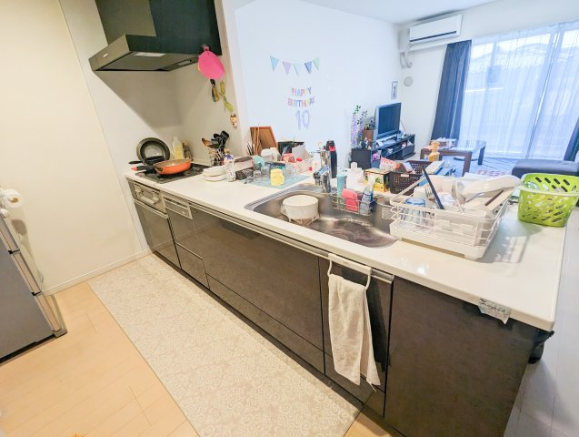 【キッチン】 | サンデュエルふじみ野Ⅱ　(ふじみ野店) | お子様を見守りながら、ご家族との会話を楽しみながら調理のできる対面式キッチン。３口コンロにて同時調理ができ、家事の時短が叶います。
※家具・家電・小物などは含まれません。