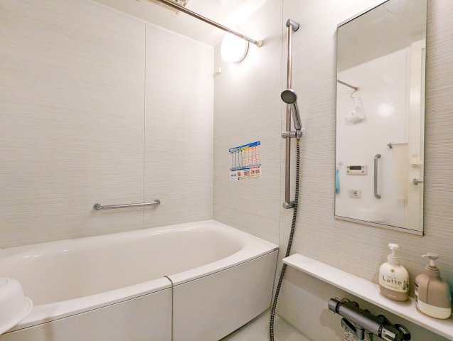 【浴室】 | サンデュエルふじみ野Ⅱ　(ふじみ野店) | 1日の疲れを癒す広々としたバスルーム。浴室乾燥機が備わり、雨の日のお洗濯もストレスフリー。
※家具・家電・小物などは含まれません。