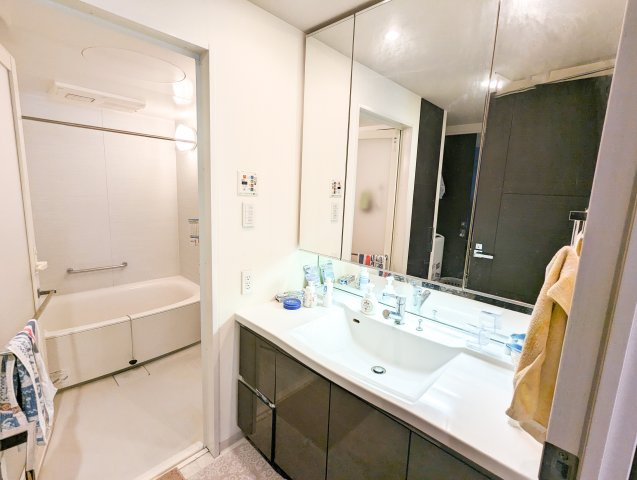 【独立洗面台】 | サンデュエルふじみ野Ⅱ　(ふじみ野店) | 身支度に便利な大きな鏡がついた洗面化粧台。ボウルとカウンターに継ぎ目がないので水滴もサッと拭けてお手入れらくらく。
※家具・家電・小物などは含まれません。