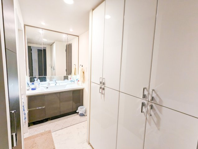 【脱衣所】 | サンデュエルふじみ野Ⅱ　(ふじみ野店) | 大容量のリネン庫が備わり、ご家族のパジャマやタオルも近くにしまえます。浴室乾燥を使えば洗濯から乾燥、畳んでしまうまでの作業が洗面室と浴室のみで完結します！
※家具・家電・小物などは含まれません。