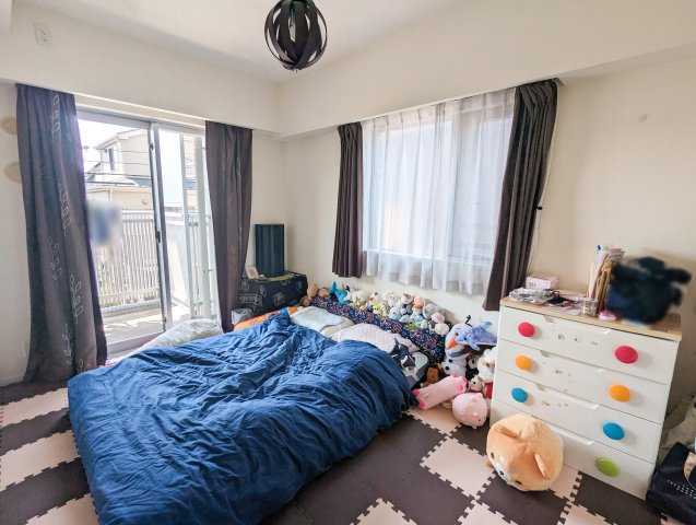 【洋室】 | サンデュエルふじみ野Ⅱ　(ふじみ野店) | 6.5帖洋室/2面採光につき明るく開放的な室内。全居室に収納スペースが設置され、お部屋を広々お使いいただけます。
※家具・家電・小物などは含まれません。