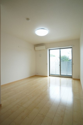 【居間・リビング】 | 南風ＥＡＳＴ | 居室・リビング
※別号室参考写真