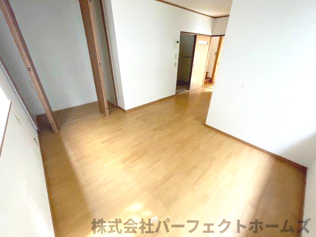 国松町戸建の居間・リビング|ゆったりとした居間です