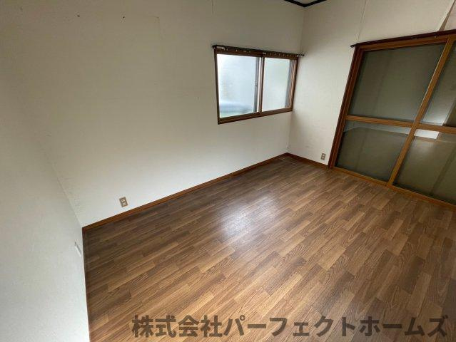 国松町戸建の洋室|落ち着いた色調の洋室です