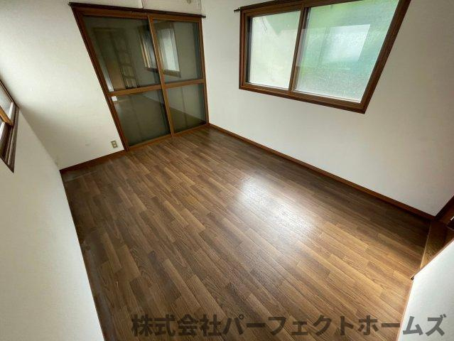 国松町戸建の洋室|コンパクトで使いやすい洋室です