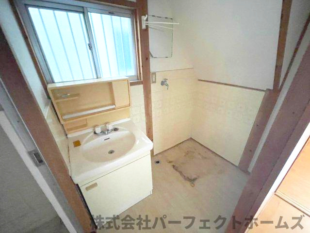 国松町戸建の洗面所|広い洗面スペース