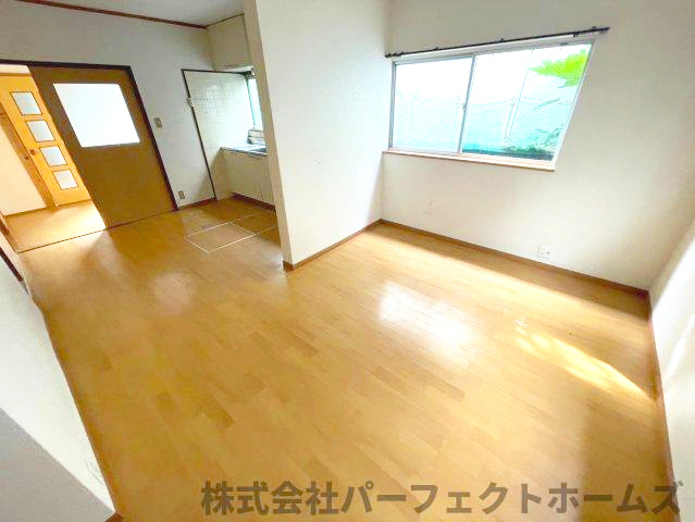 国松町戸建の居間・リビング|おしゃれな居間です