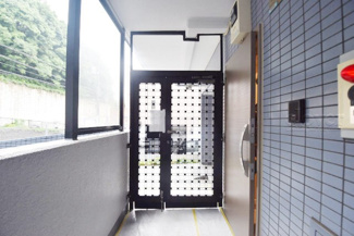 【その他共用部分】 | 当該フロアの共用廊下です。ここもきれいに清掃されています。周囲のお部屋の様子も、ぜひ伺ってみてください。～即日のご見学可能～　お問合せはお気軽にどうぞ。
