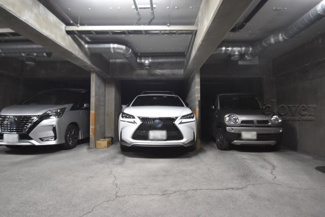 【駐車場】 | マンションの駐車場スペース。空きの有無や駐車料金、サイズ規定などについては、改めてお問い合わせください。～即日のご見学可能～　お問合せはお気軽にどうぞ。
