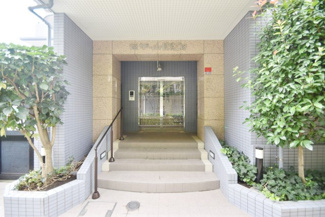 【エントランス】 | お客様を、そして住人を出迎えてくれるマンションのエントランス。ゴミが落ちていないことからも、管理状態の良さや住民の節度の高さが見て取れます。～即日のご見学可能～　お問合せはお気軽にどうぞ。

