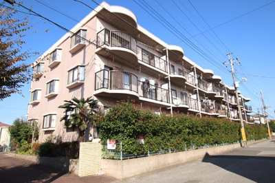 外観（鉄筋コンクリート造３階建てマンション）