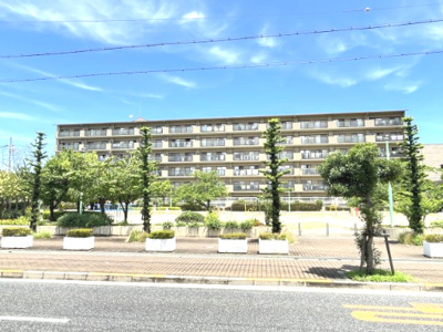 【外観】 | ファミールハイツ堺Ⅰ番館 | 南向きに位置しており、日当たりがよく採光のあるマンションです。お部屋は1階部分です。落ち着いた色合いが素敵ですね。