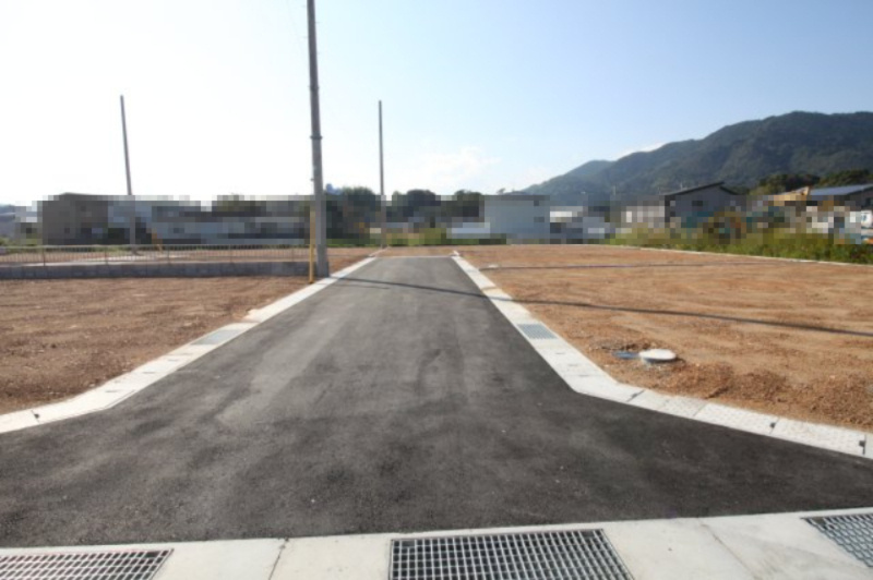 土佐市蓮池　建築条件なし　売土地（全9区画）の前面道路含む現地写真|一方　東側　幅　5ｍ　接面　5ｍ