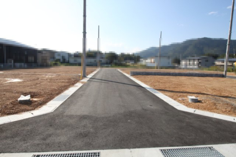 土佐市蓮池　9号地　建築条件なし　売土地（全9区画）の前面道路含む現地写真