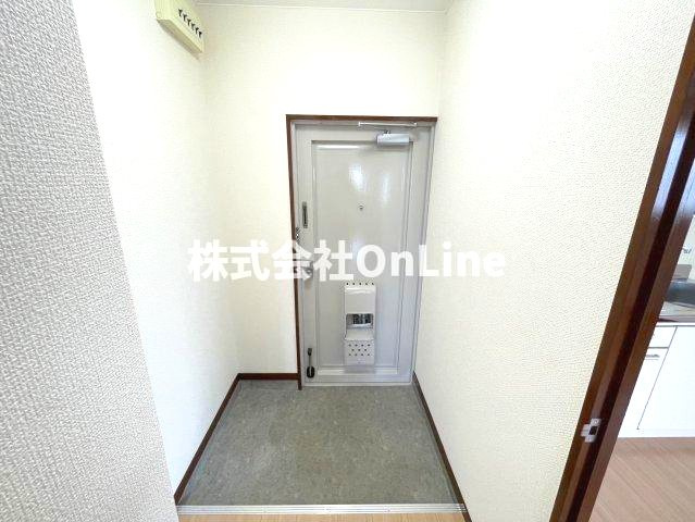 八尾市東山本町３丁目のアパートの玄関