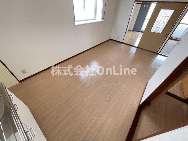 八尾市東山本町３丁目のアパートの居間・リビング