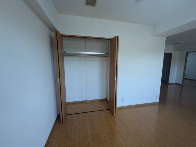 ジェイシティ持田の居間・リビング|収納が多いです。収納の種類が多いのも魅力の一つ