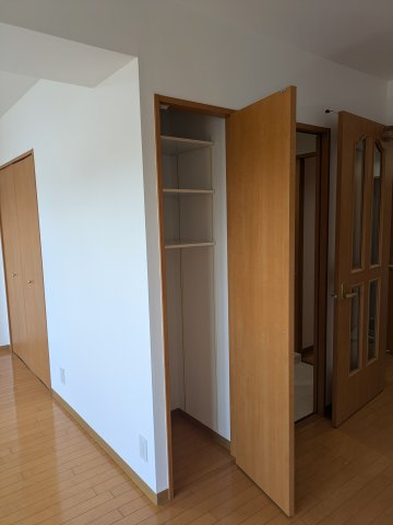 ジェイシティ持田の居間・リビング|収納が多いです。収納の種類が多いのも魅力の一つ