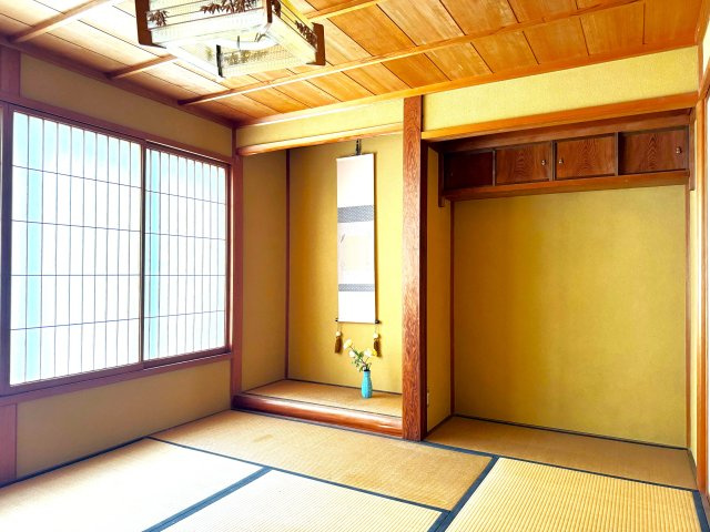 平田町　戸建ての和室|１F　北側玄関に隣接した和室には、収納や飾り棚が多くあります。床の間付です。