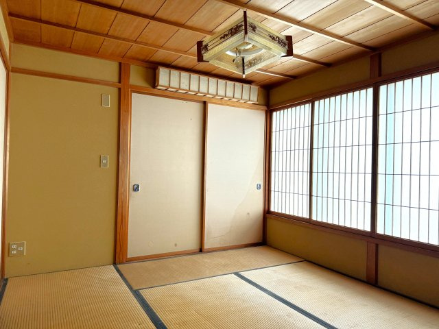 平田町　戸建ての和室|１F　北側玄関に隣接した和室奥の間は、開放的な窓があり、明るい部屋です。