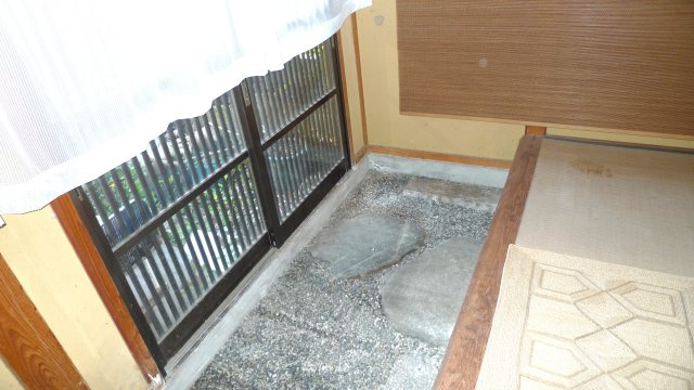 平田町　戸建ての玄関|１F　南側玄関の床は、天然石の踏み石が設置されています。