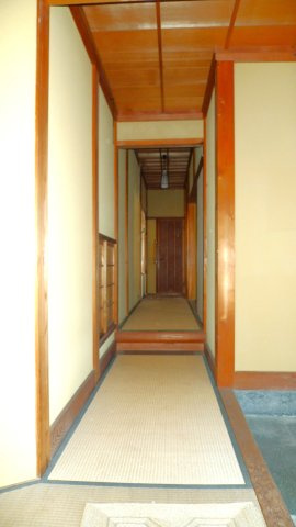 平田町　戸建てのその他|１F　南玄関から北側への廊下。つきあたりは、トイレになっています。