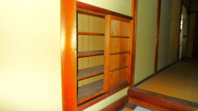 平田町　戸建ての内装|１F　南玄関から北側への廊下横には、収納があります。